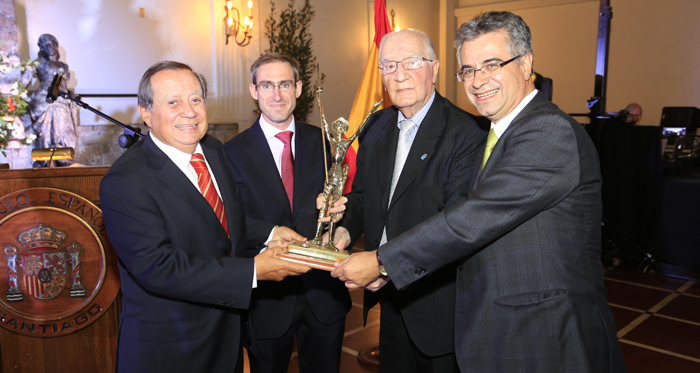 Luis Iván Muñoz recibió Premio Circulo Español 2017