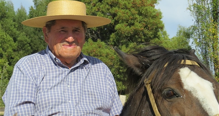 Tío Quelo, una historia viviente del rodeo que aún trabaja caballos