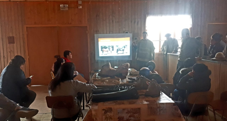Club Torres del Paine realizó charla de rodeo a niños de la Escuela Ramón Serrano Montaner